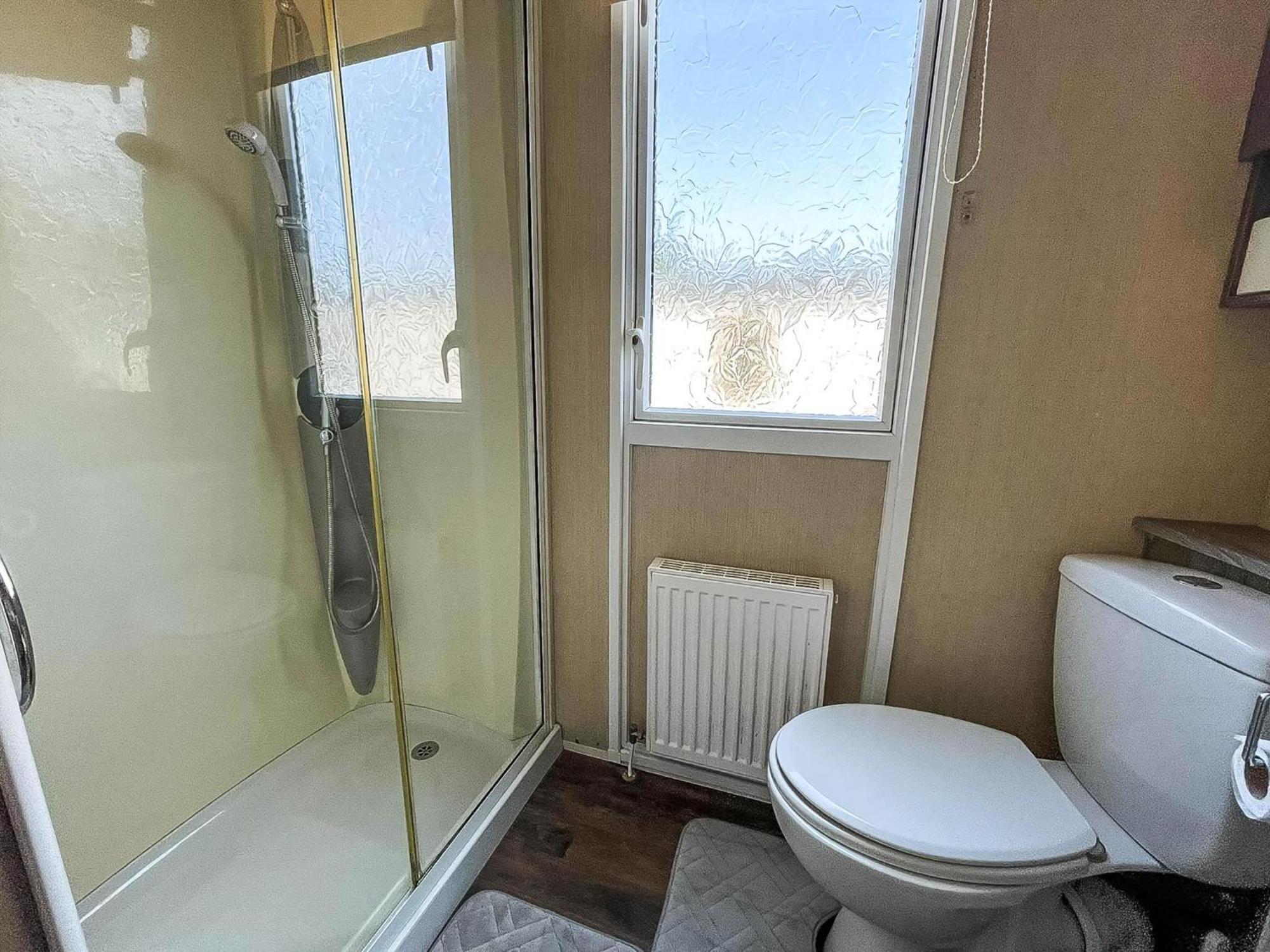 Beautiful Caravan With Decking At Oaklands Holidaypark Ref 39006Bg Clacton-on-Sea Bagian luar foto
