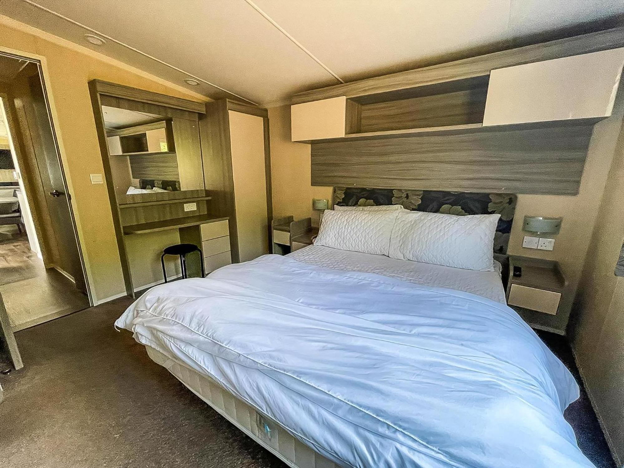 Beautiful Caravan With Decking At Oaklands Holidaypark Ref 39006Bg Clacton-on-Sea Bagian luar foto