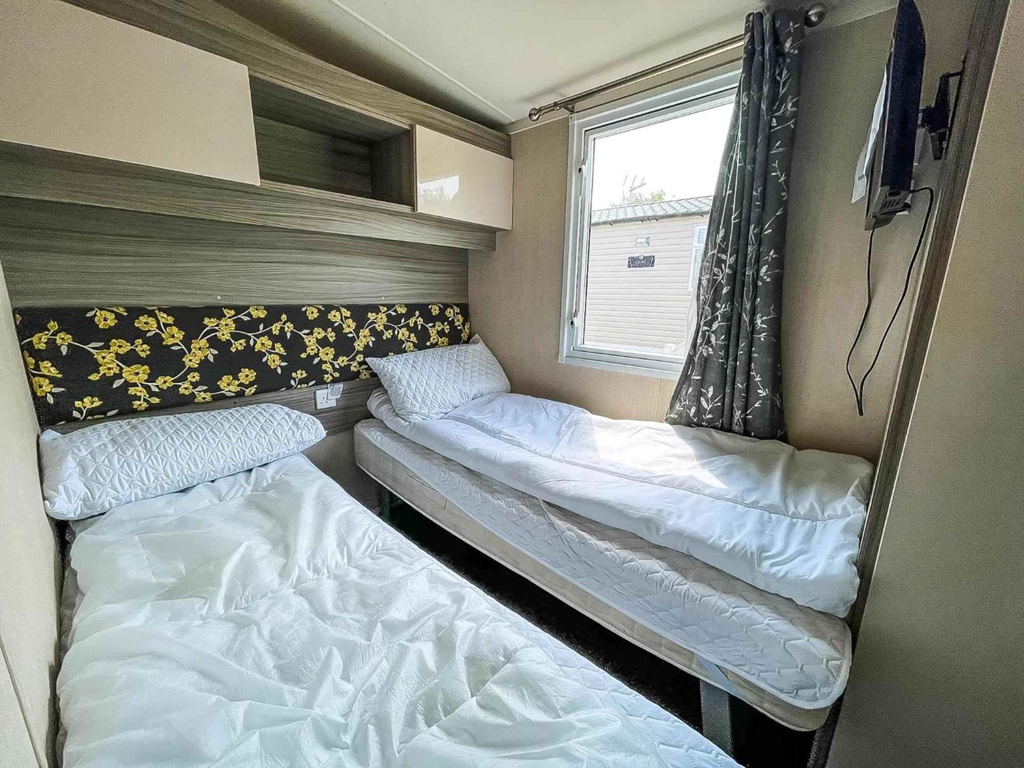 Beautiful Caravan With Decking At Oaklands Holidaypark Ref 39006Bg Clacton-on-Sea Bagian luar foto