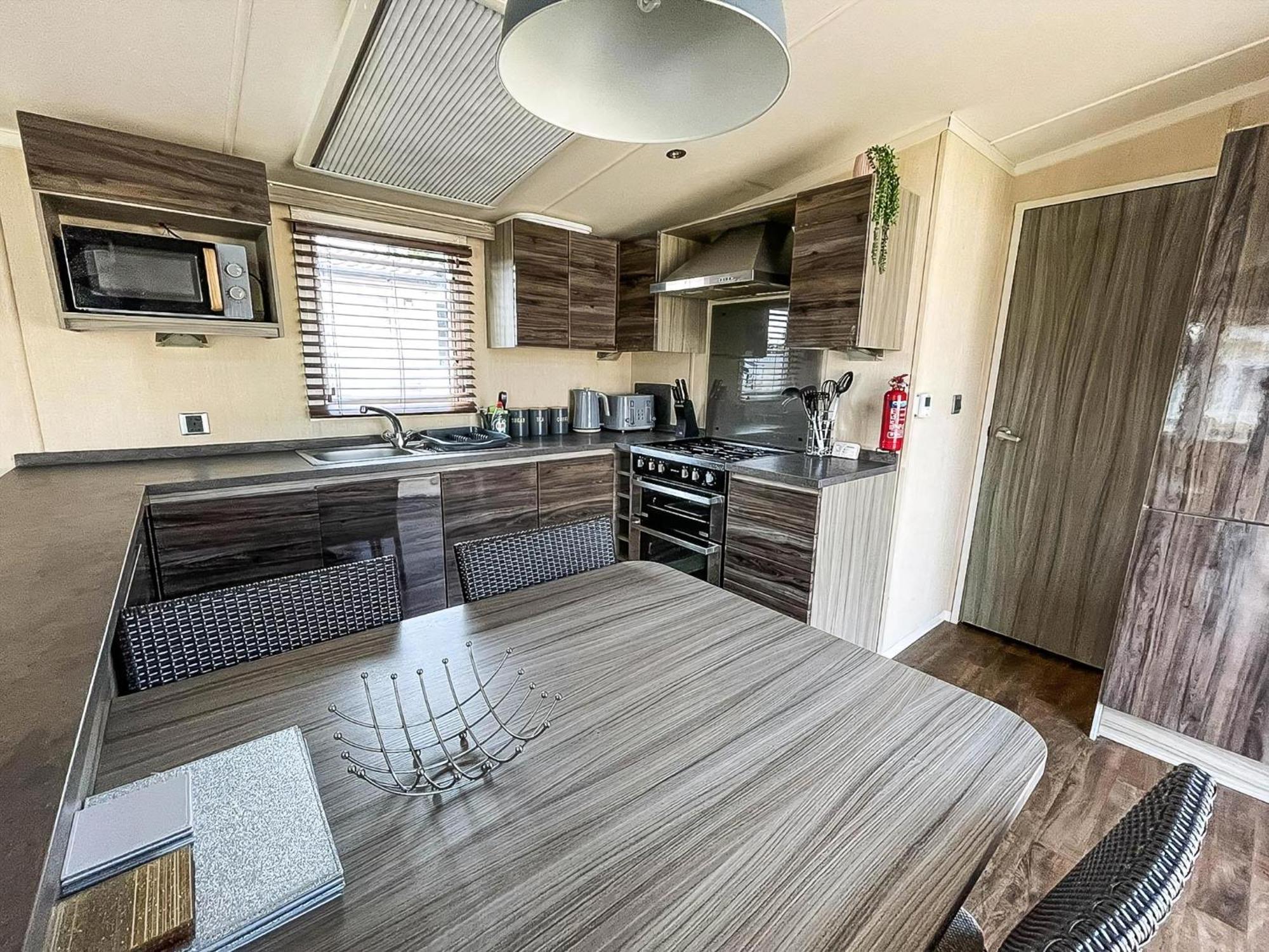 Beautiful Caravan With Decking At Oaklands Holidaypark Ref 39006Bg Clacton-on-Sea Bagian luar foto