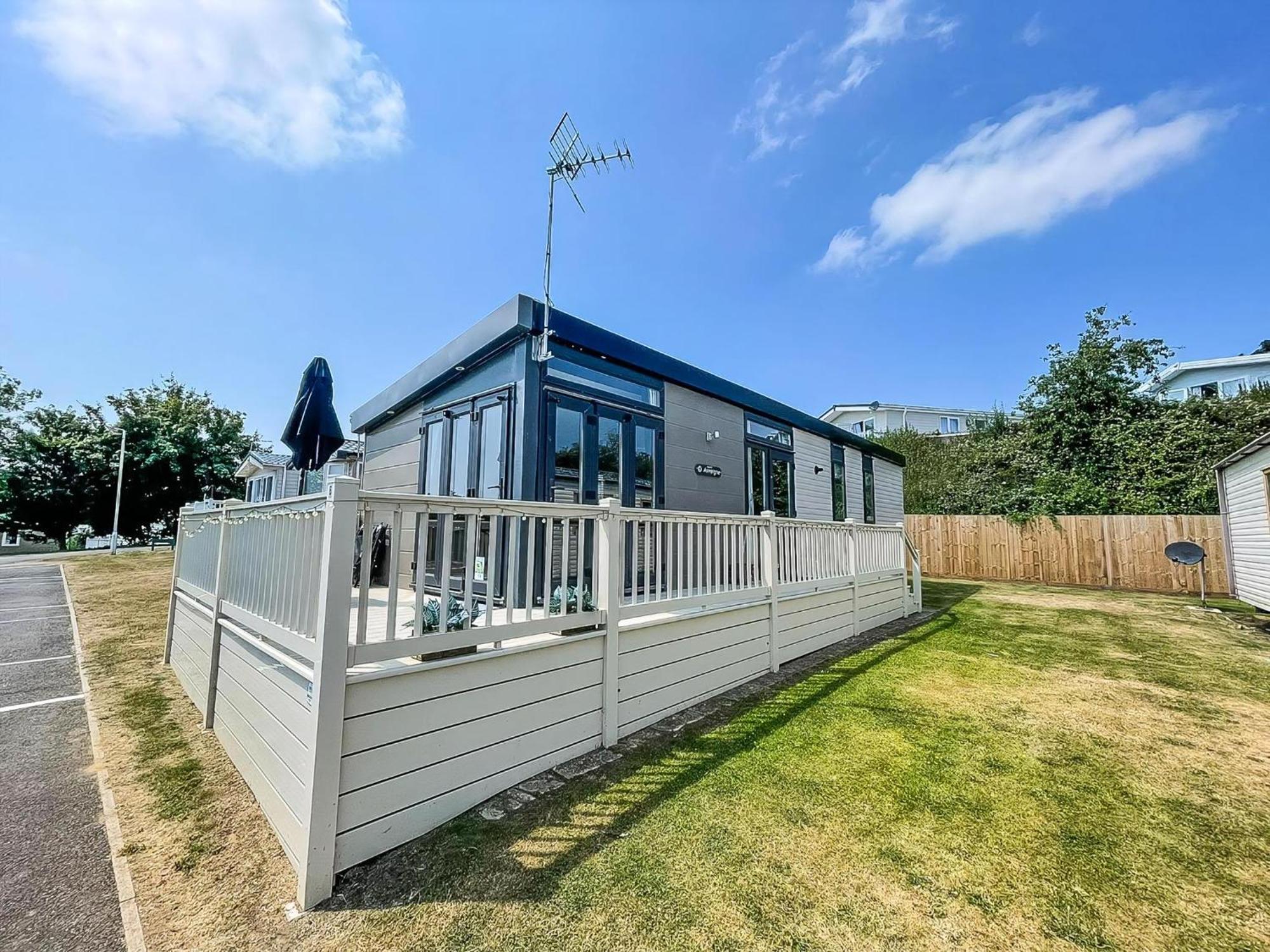 Beautiful Caravan With Decking At Oaklands Holidaypark Ref 39006Bg Clacton-on-Sea Bagian luar foto